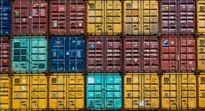 Штабель морских контейнеров в порту отправления
