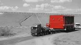 Тягач с негабаритным грузом на маршруте доставки